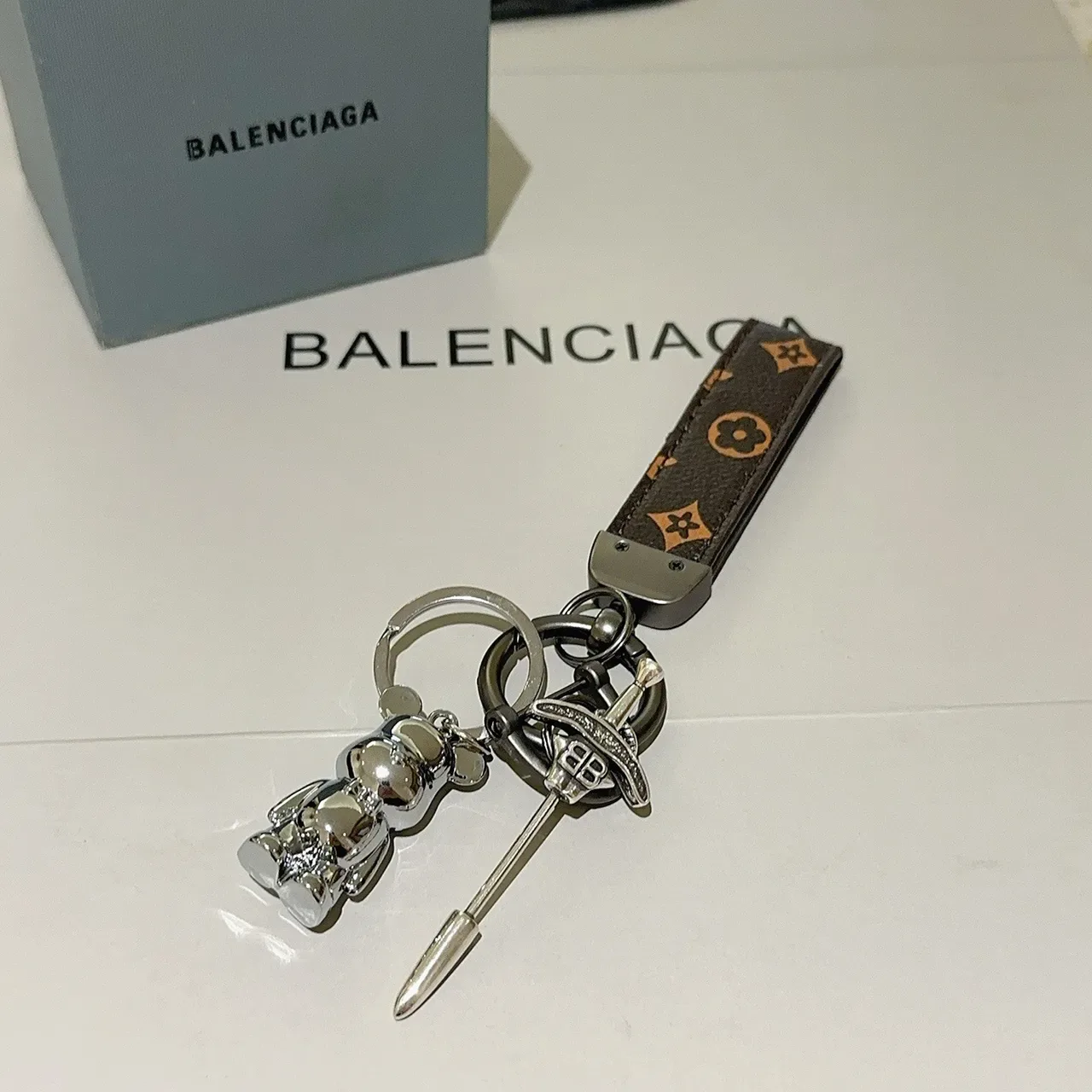 Balenciaga Ours Porte-clés Marron Sangle Cuir Monogrammée Charm Métal Poli Étui Téléphone 3