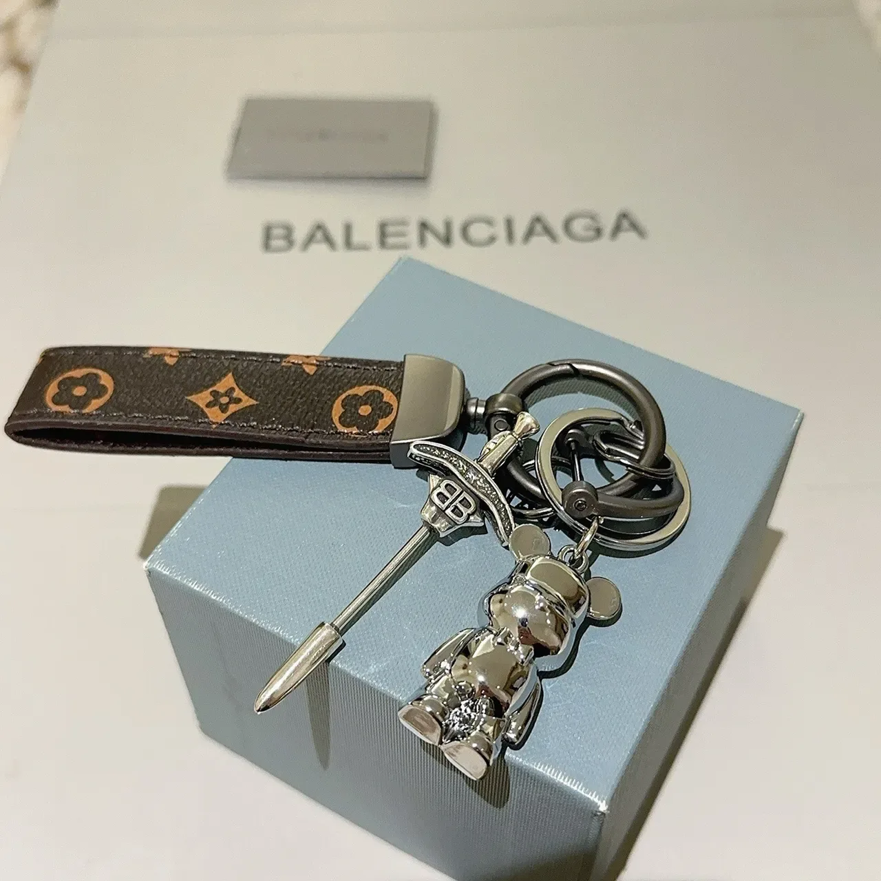 Balenciaga Ours Porte-clés Marron Sangle Cuir Monogrammée Charm Métal Poli Étui Téléphone 4