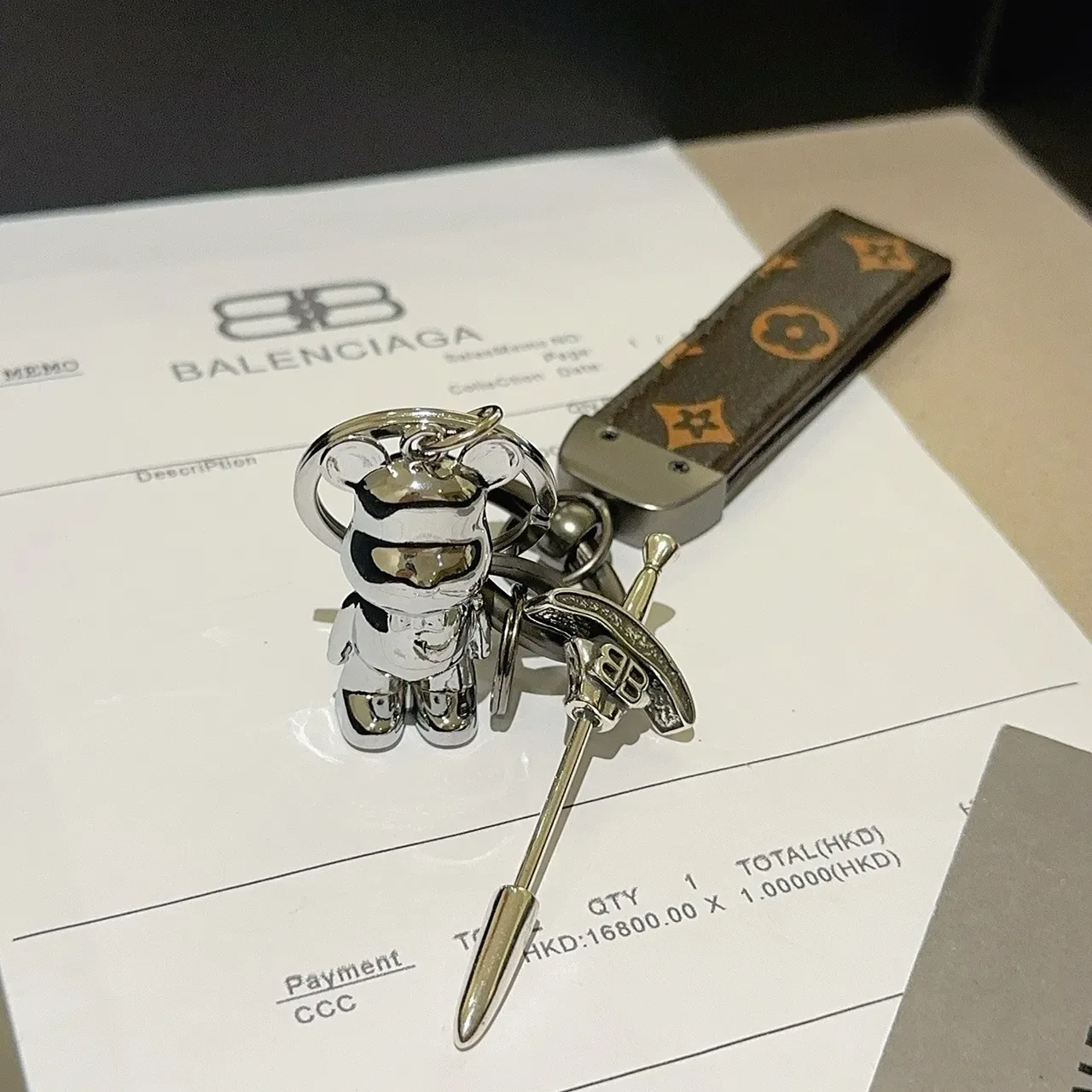 Balenciaga Ours Porte-clés Marron Sangle Cuir Monogrammée Charm Métal Poli Étui Téléphone 6