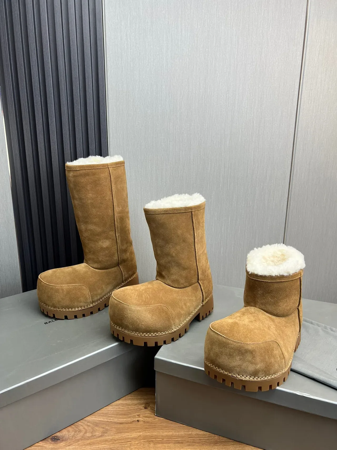 Balenciaga Defender Botas até o joelho Marrom Bege camurça forradas com peles 2