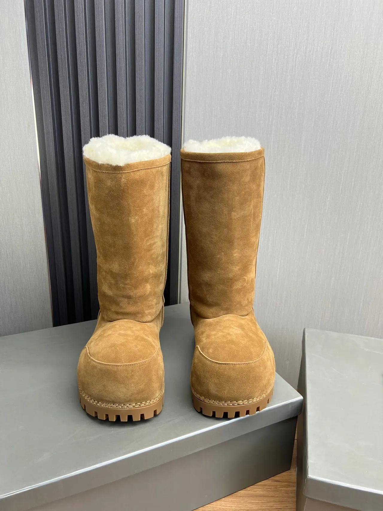 Balenciaga Defender Botas até o joelho Marrom Bege camurça forradas com peles 3