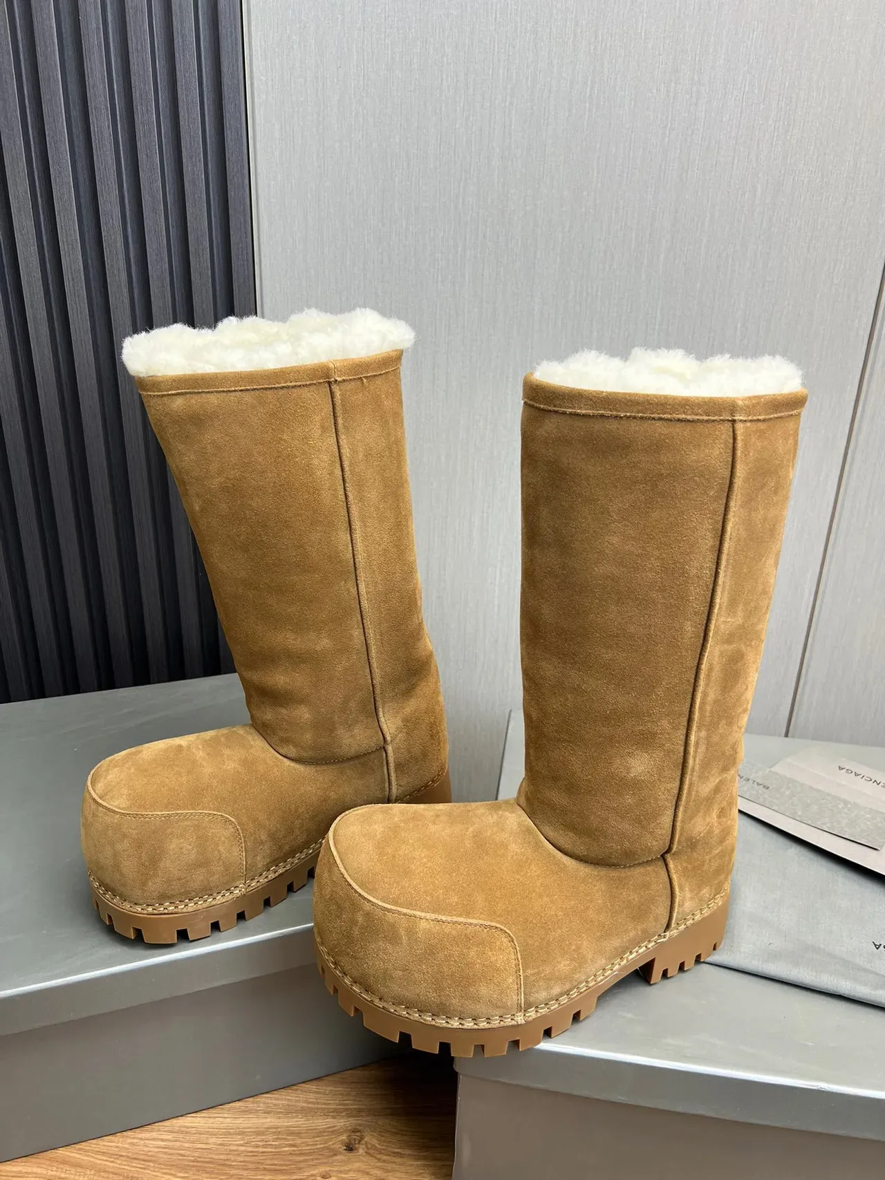 Balenciaga Defender Botas até o joelho Marrom Bege camurça forradas com peles 4