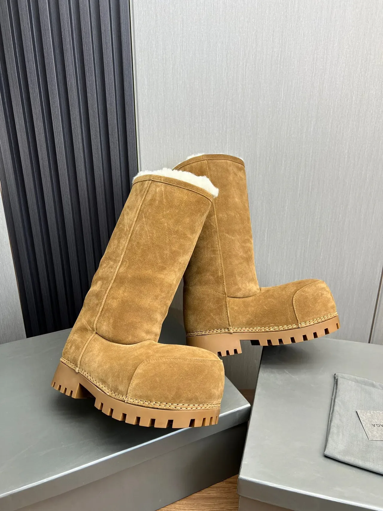 Balenciaga Defender Botas até o joelho Marrom Bege camurça forradas com peles 5