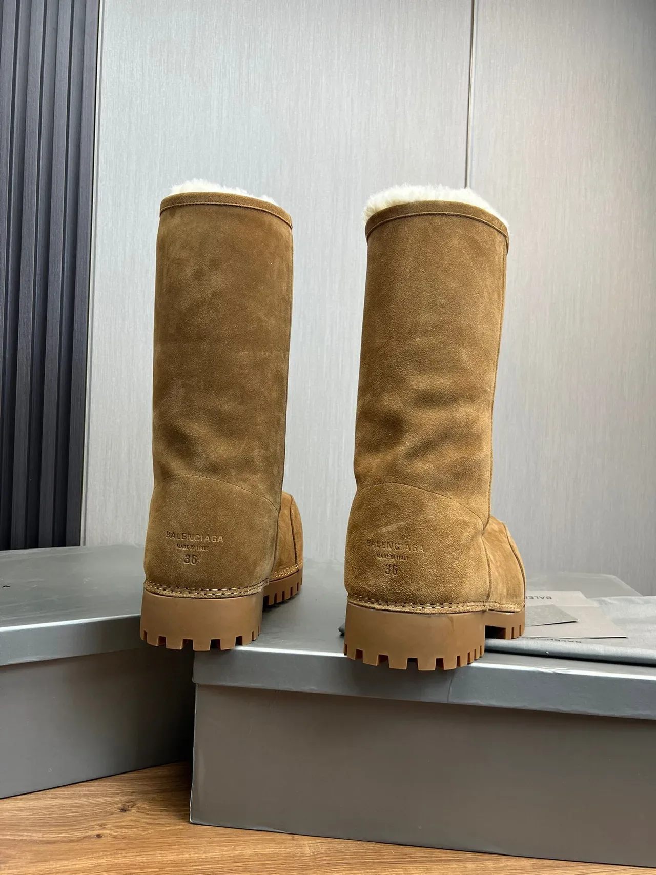 Balenciaga Defender Botas até o joelho Marrom Bege camurça forradas com peles 6