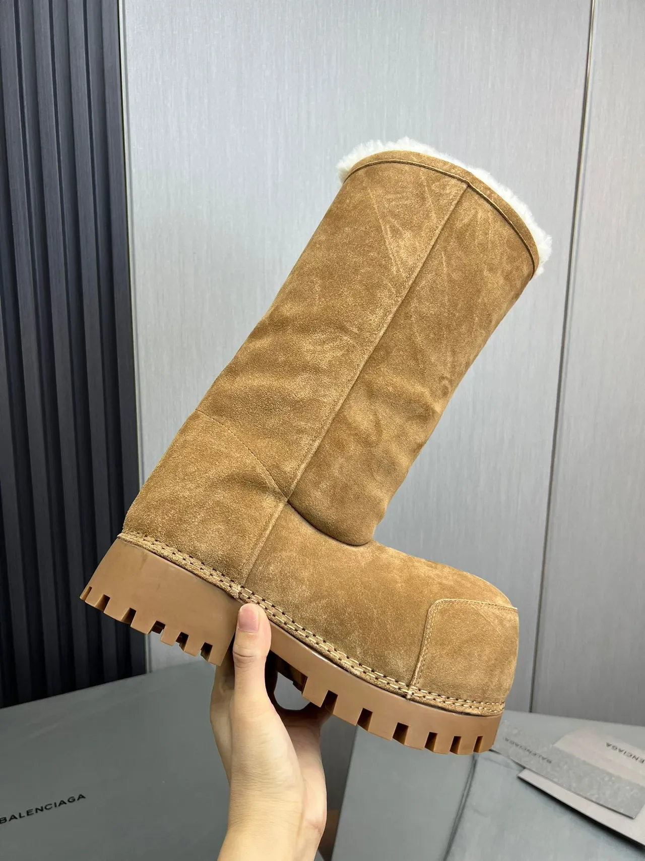 Balenciaga Defender Botas até o joelho Marrom Bege camurça forradas com peles 7