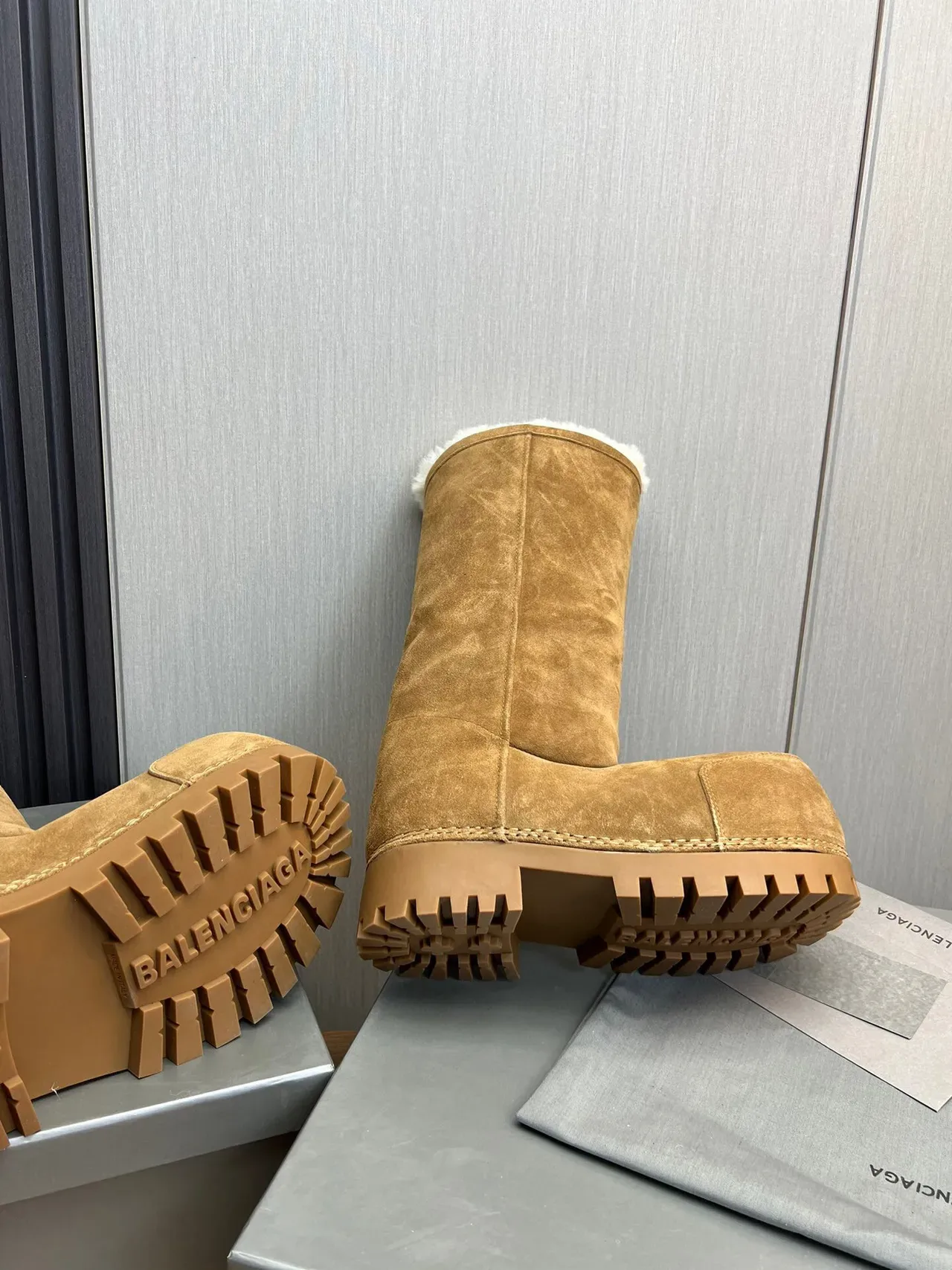 Balenciaga Defender Botas até o joelho Marrom Bege camurça forradas com peles 8