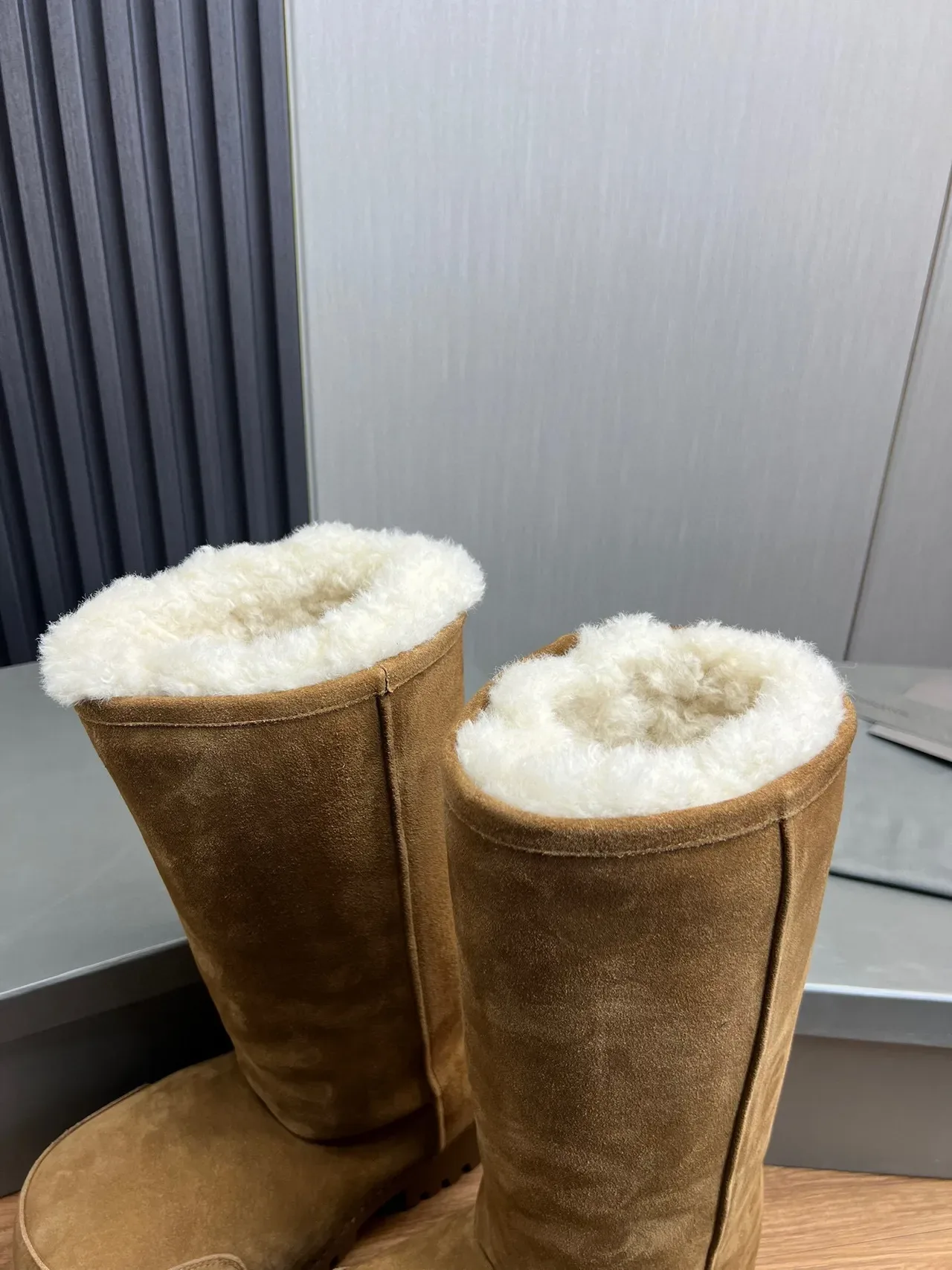 Balenciaga Defender Botas até o joelho Marrom Bege camurça forradas com peles 9