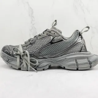 Balenciaga Defender एकरंगी ग्रे चंक स्नीकर्स