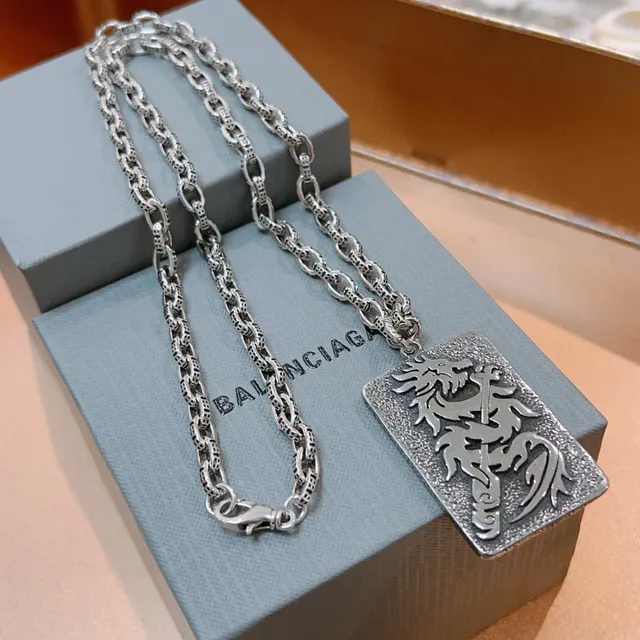 Balenciaga ড্রাগন মোটিফ টেক্সচার্ড পেন্ডেন্ট নেকলেস 4