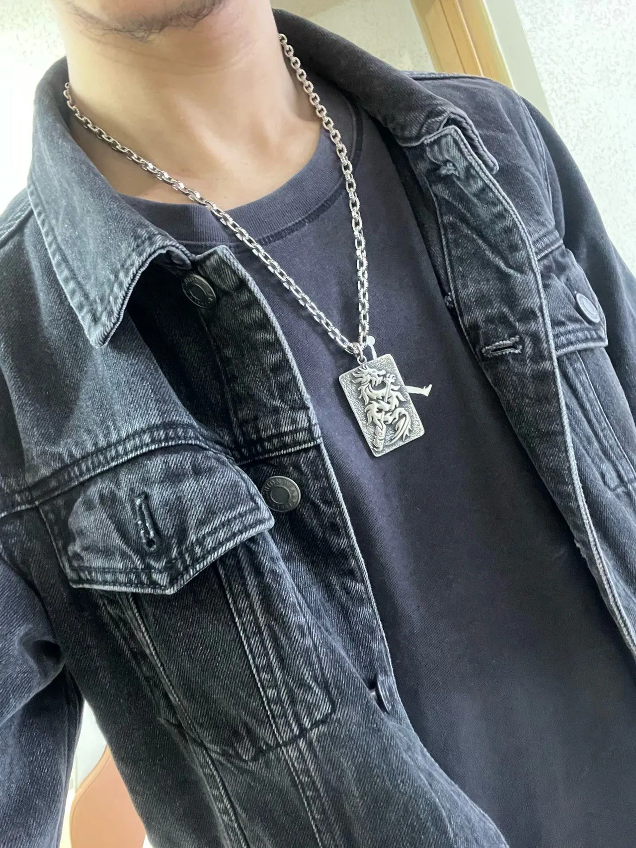 Balenciaga ড্রাগন মোটিফ টেক্সচার্ড পেন্ডেন্ট নেকলেস 8
