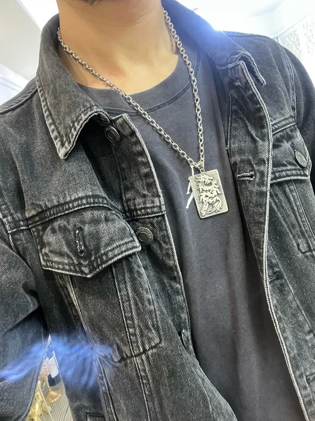 Balenciaga ড্রাগন মোটিফ টেক্সচার্ড পেন্ডেন্ট নেকলেস 3