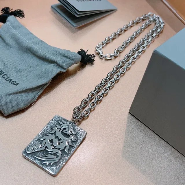 Balenciaga ড্রাগন মোটিফ টেক্সচার্ড পেন্ডেন্ট নেকলেস 9