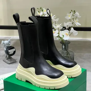 Balenciaga Le Cagole काला और क्रीम एंक्ल बूट्स
