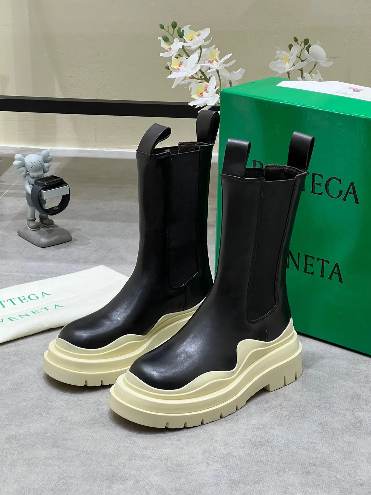 Balenciaga Le Cagole কালো এবং ক্রিম এনকেল বুট 2