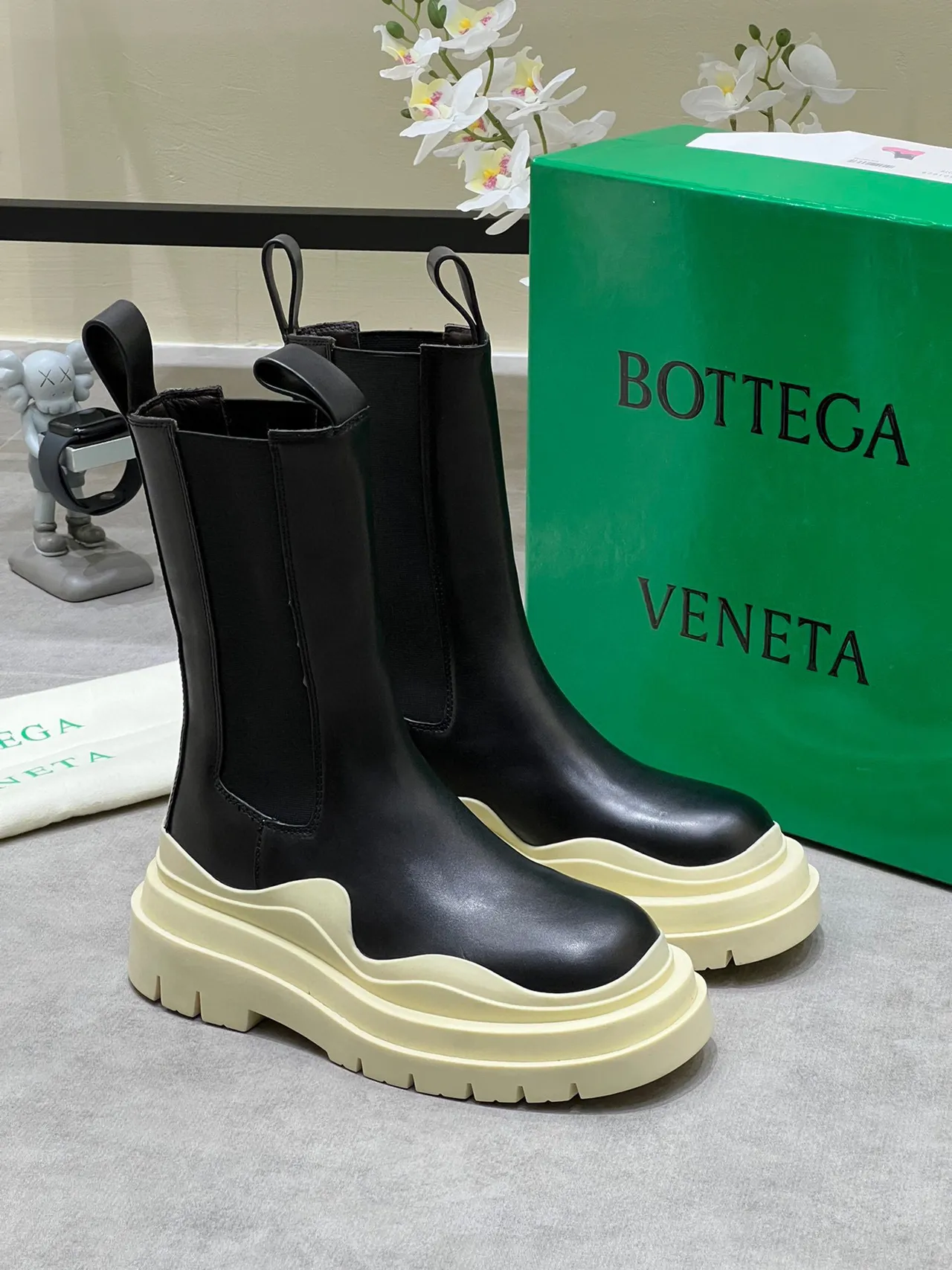 Balenciaga Le Cagole কালো এবং ক্রিম এনকেল বুট 3