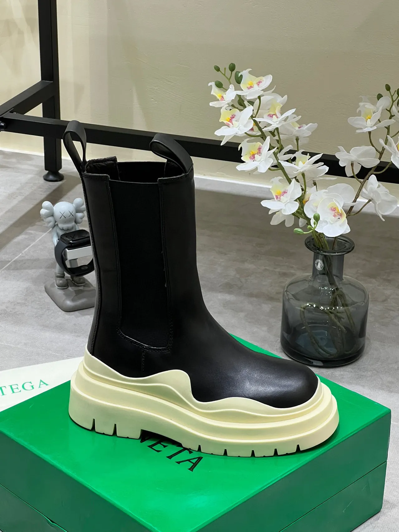Balenciaga Le Cagole কালো এবং ক্রিম এনকেল বুট 4