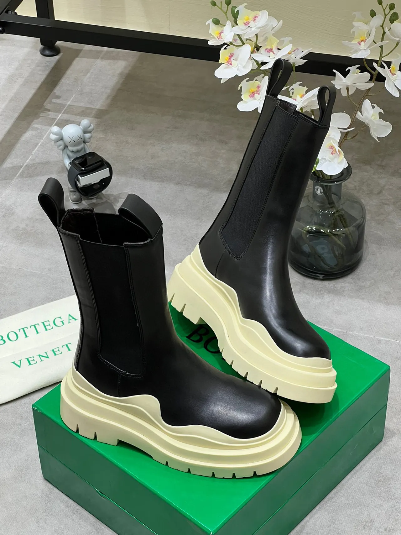 Balenciaga Le Cagole কালো এবং ক্রিম এনকেল বুট 5