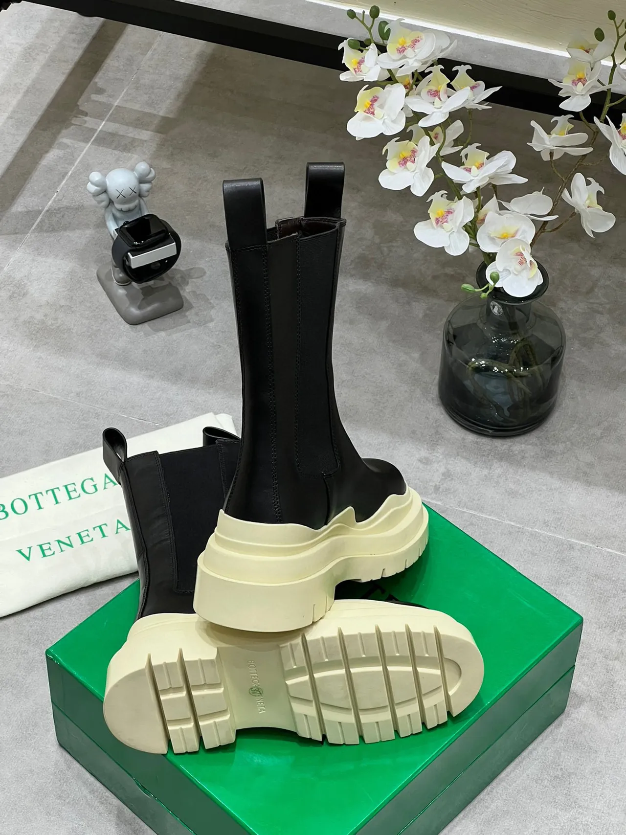 Balenciaga Le Cagole কালো এবং ক্রিম এনকেল বুট 6