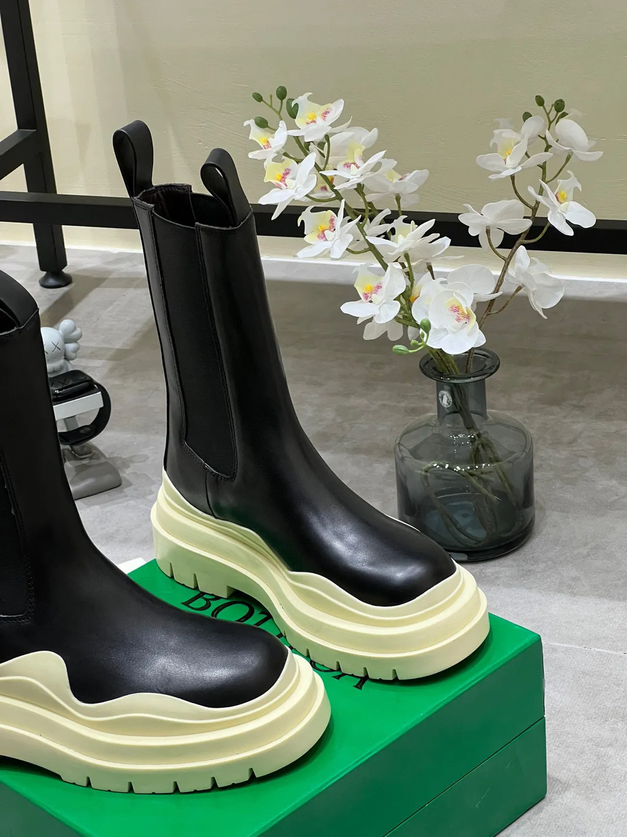 Balenciaga Le Cagole কালো এবং ক্রিম এনকেল বুট 7
