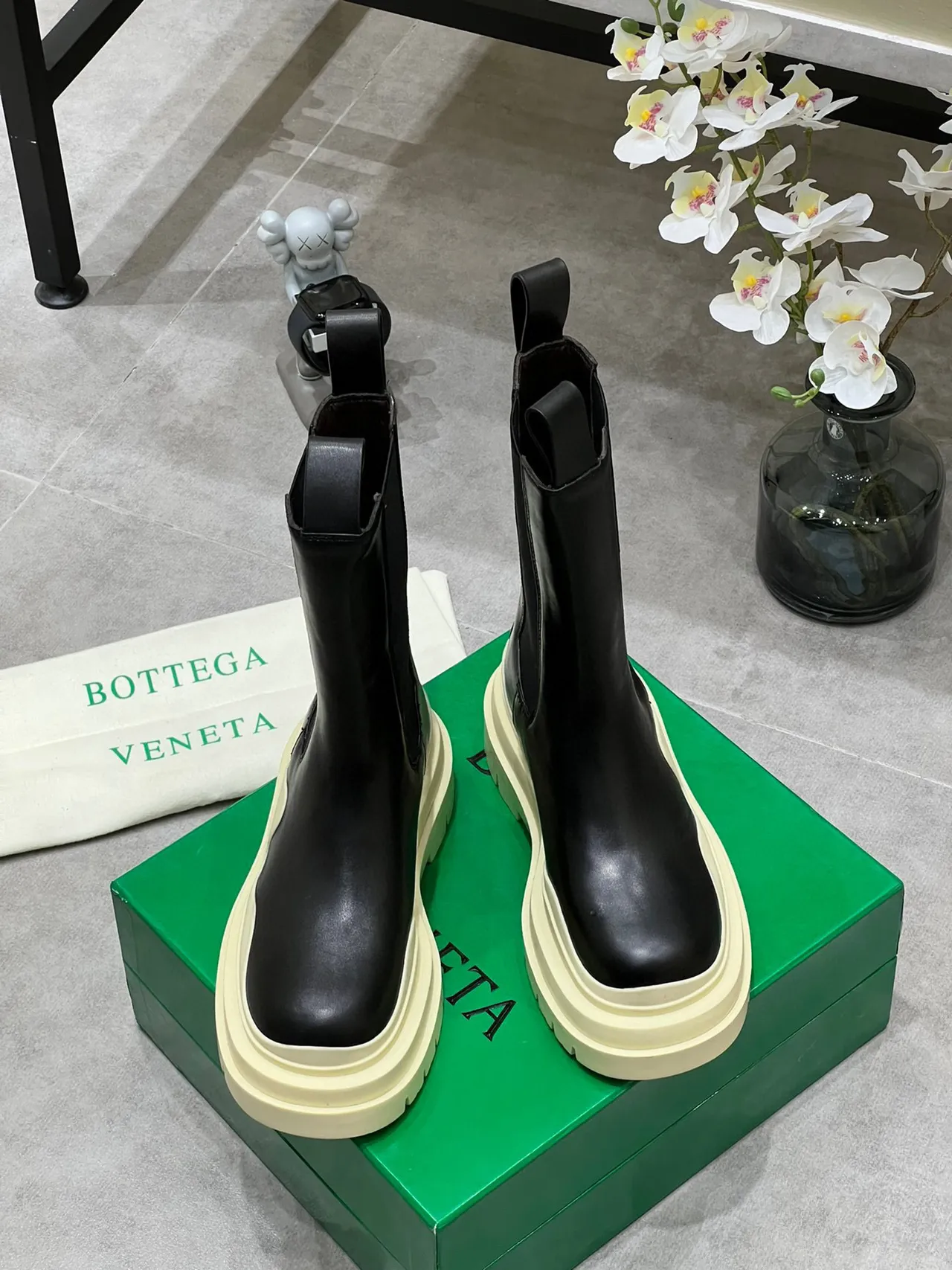 Balenciaga Le Cagole কালো এবং ক্রিম এনকেল বুট 8
