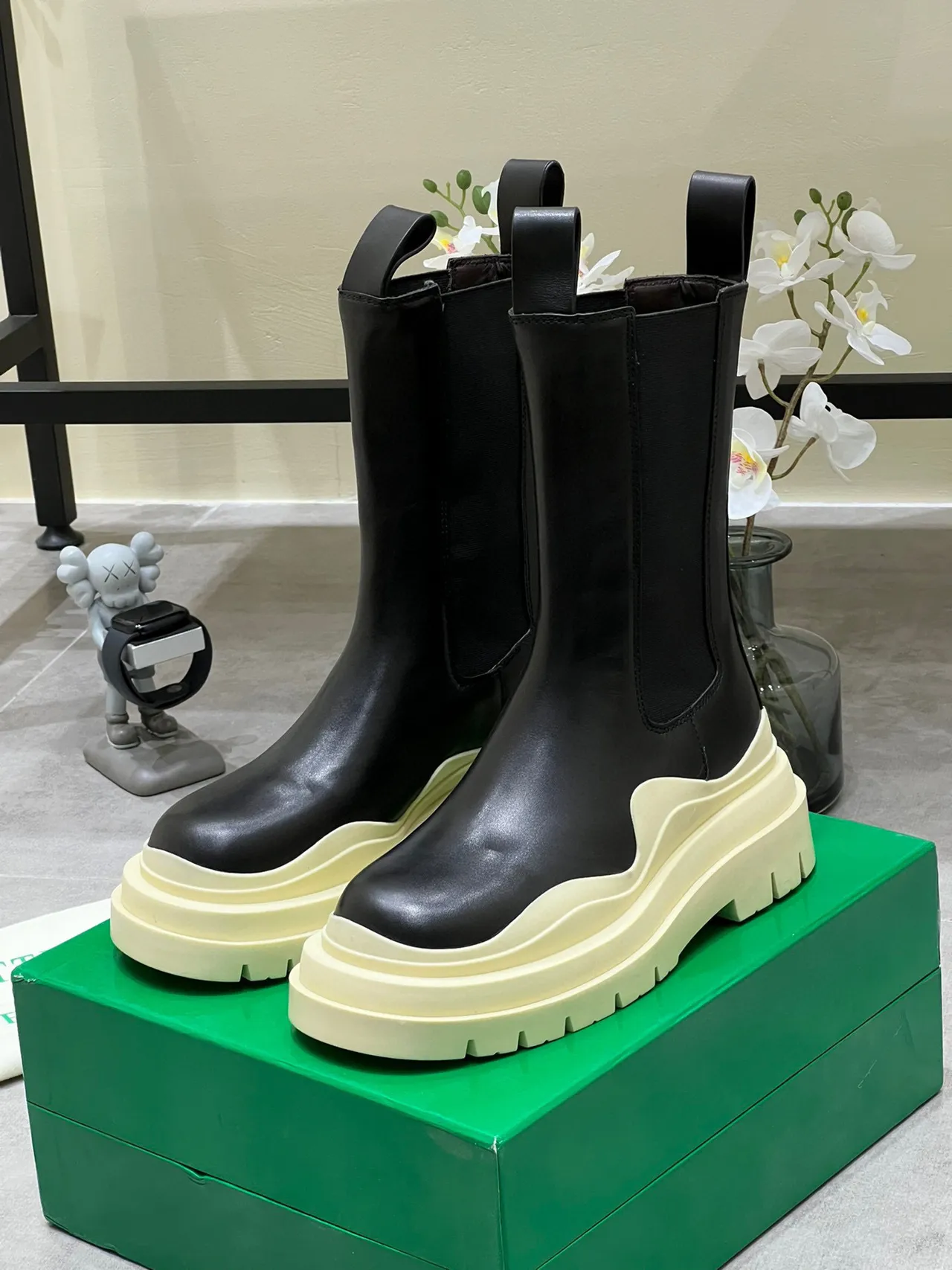 Balenciaga Le Cagole কালো এবং ক্রিম এনকেল বুট 9