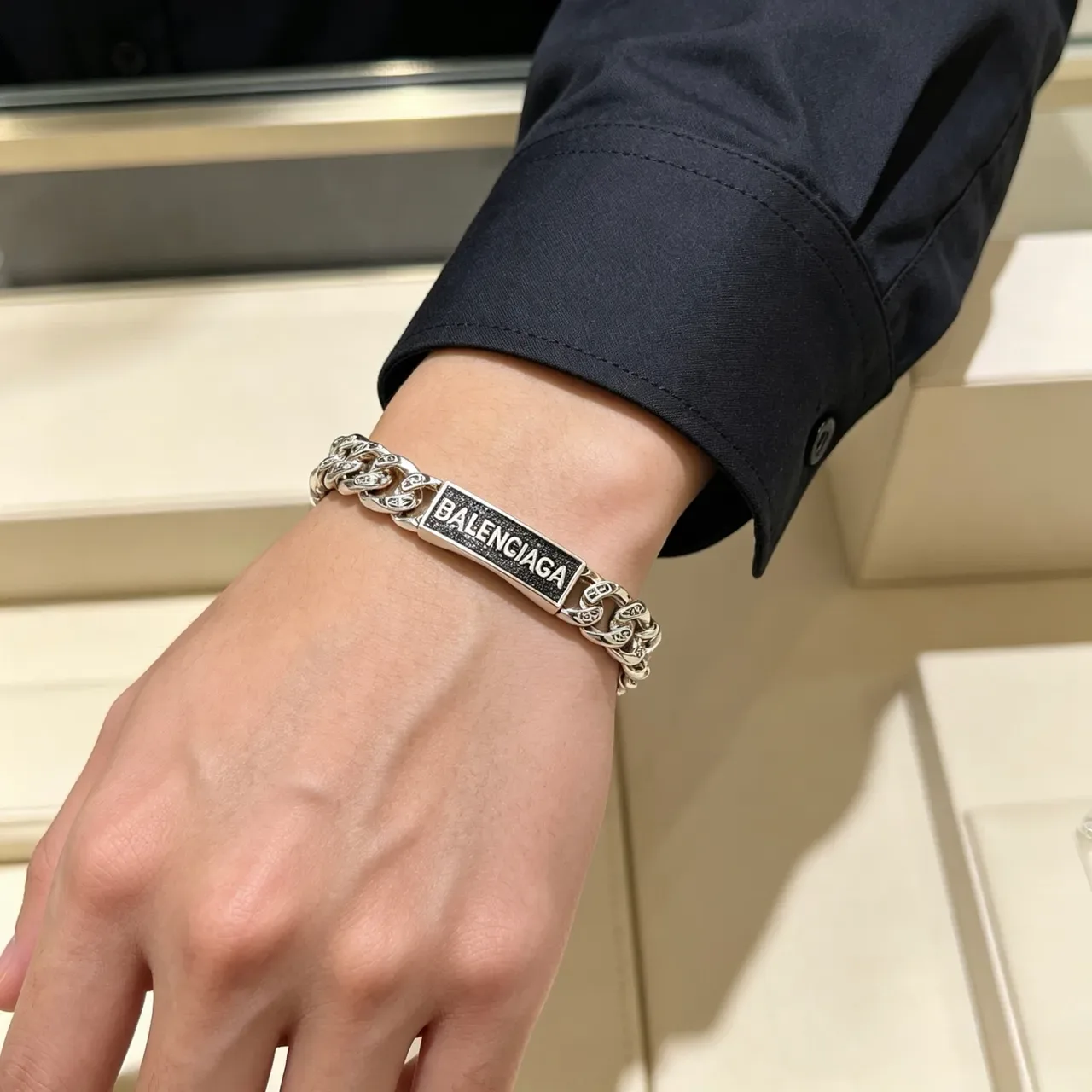 Pulsera Balenciaga Logo Plaque Plata Negro Cadena Curb-Link Chunky Rectangular 2