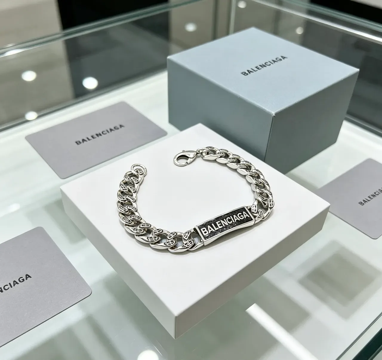 Pulsera Balenciaga Logo Plaque Plata Negro Cadena Curb-Link Chunky Rectangular 4