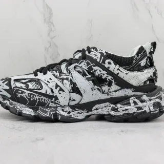 Balenciaga Runner Graffiti-Print Black and White चंकी स्नीकर