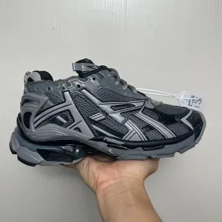 Balenciaga Runner ग्रे एंड ब्लैक चंकी स्नीकर
