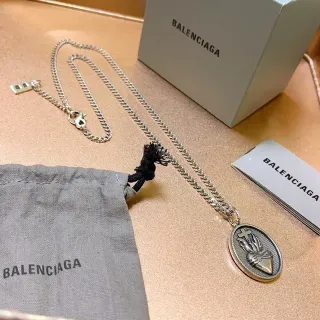 Balenciaga पवित्र हृदय पेंडेंट सिल्वर काला कर्ब चेन ओवल एंग्रेव्ड नेकलेस