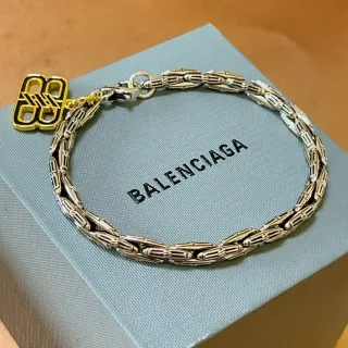 Balenciaga Pulseira Corrente de Maillons Retorcidos Prata e Dourado com Charm de Logo