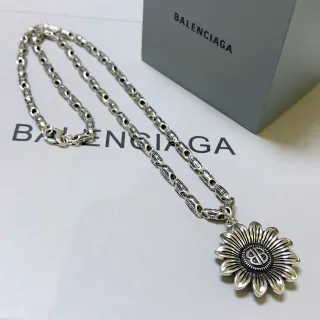 Balenciaga colgante de girasol collar tono plateado