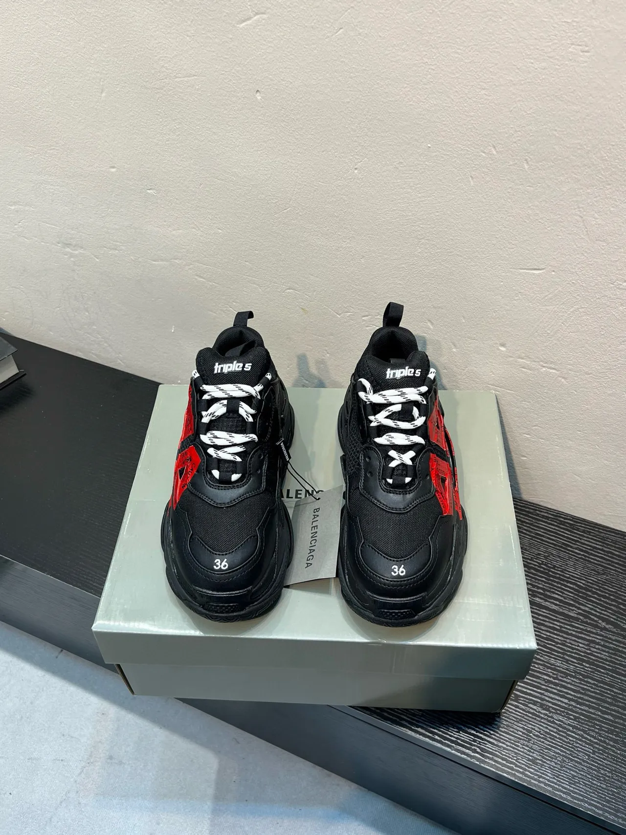 Balenciaga Triple S Zapatos Negros Rojos Cinta de Advertencia Gruesa 2