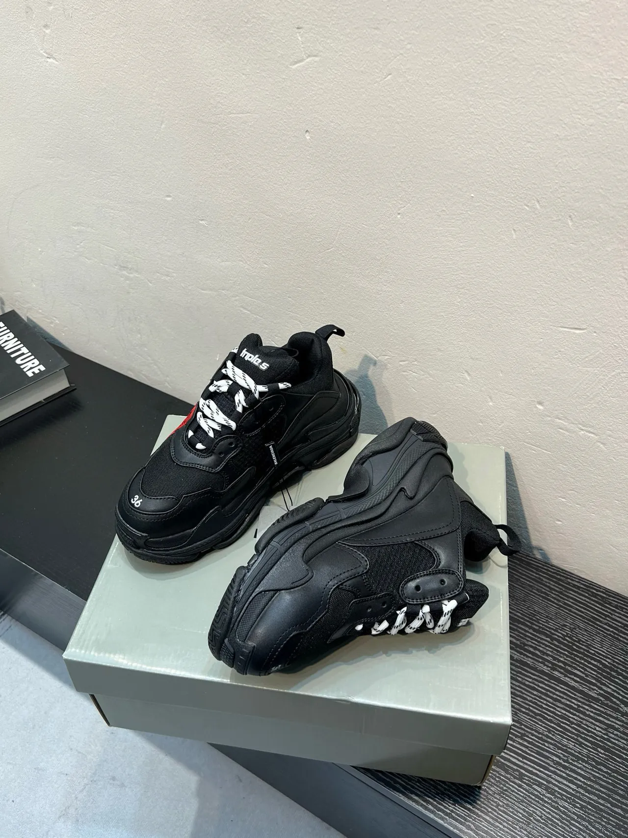 Balenciaga Triple S Zapatos Negros Rojos Cinta de Advertencia Gruesa 3