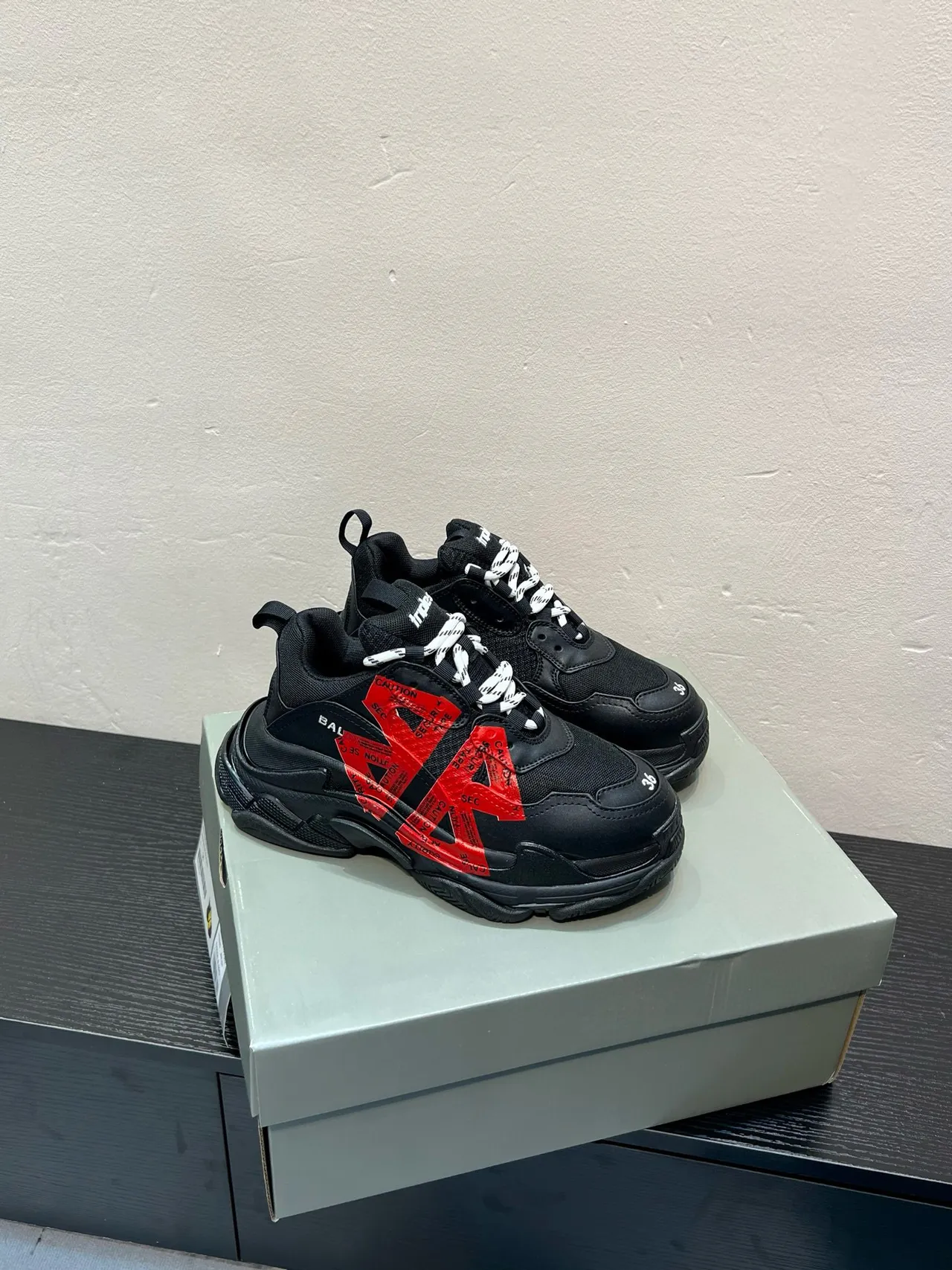 Balenciaga Triple S Zapatos Negros Rojos Cinta de Advertencia Gruesa 4