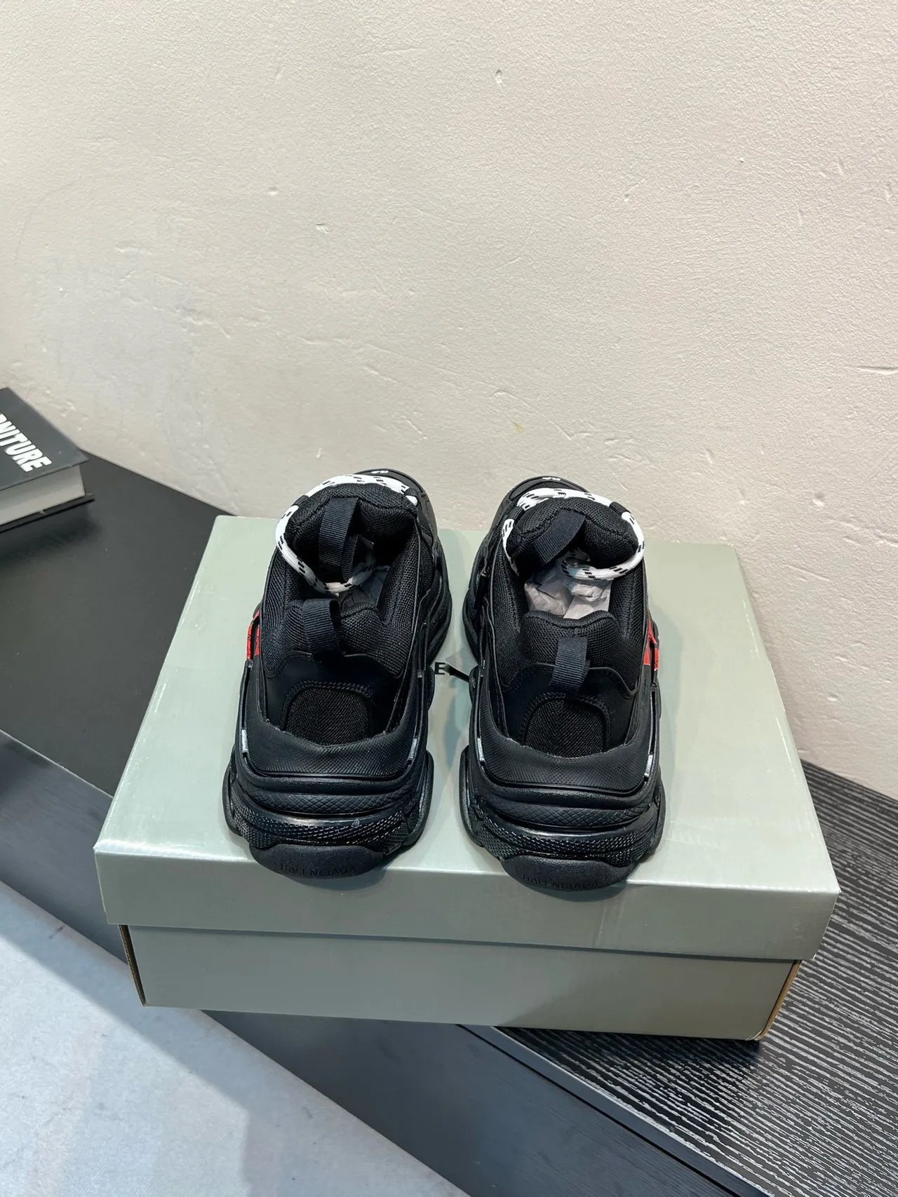 Balenciaga Triple S Zapatos Negros Rojos Cinta de Advertencia Gruesa 5
