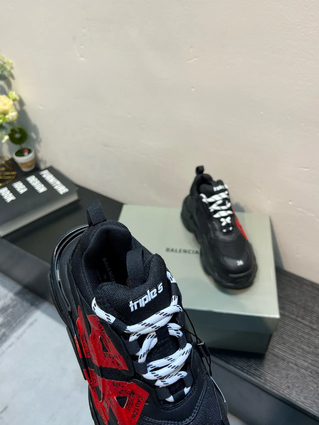 Balenciaga Triple S Zapatos Negros Rojos Cinta de Advertencia Gruesa 6