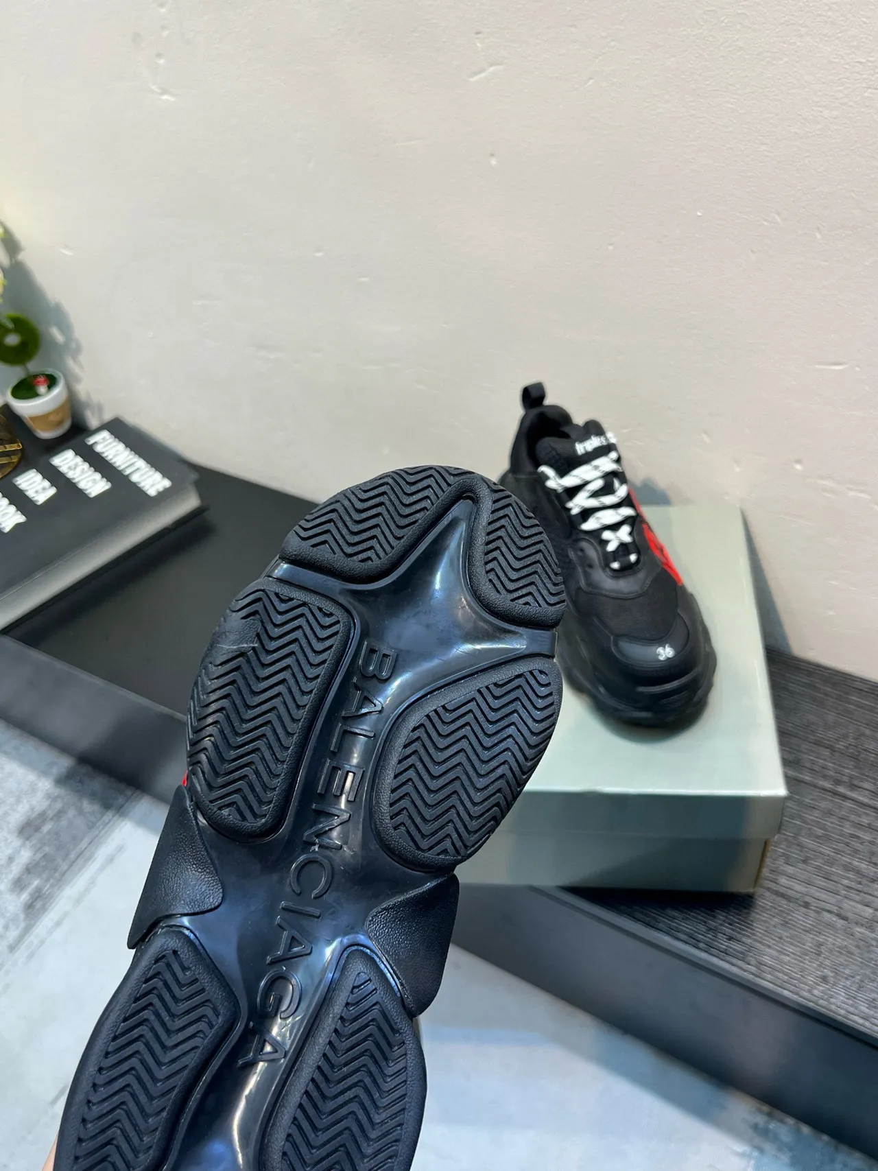 Balenciaga Triple S Zapatos Negros Rojos Cinta de Advertencia Gruesa 7