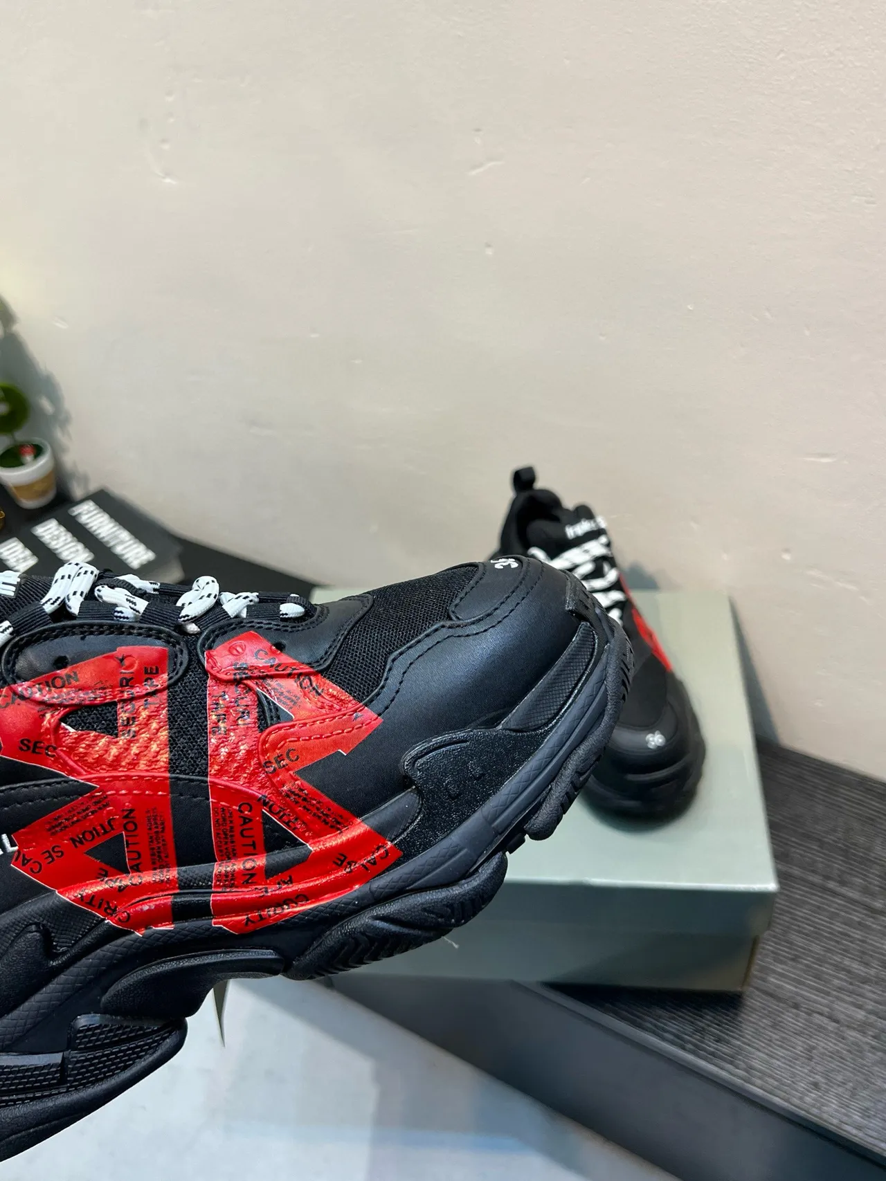 Balenciaga Triple S Zapatos Negros Rojos Cinta de Advertencia Gruesa 8