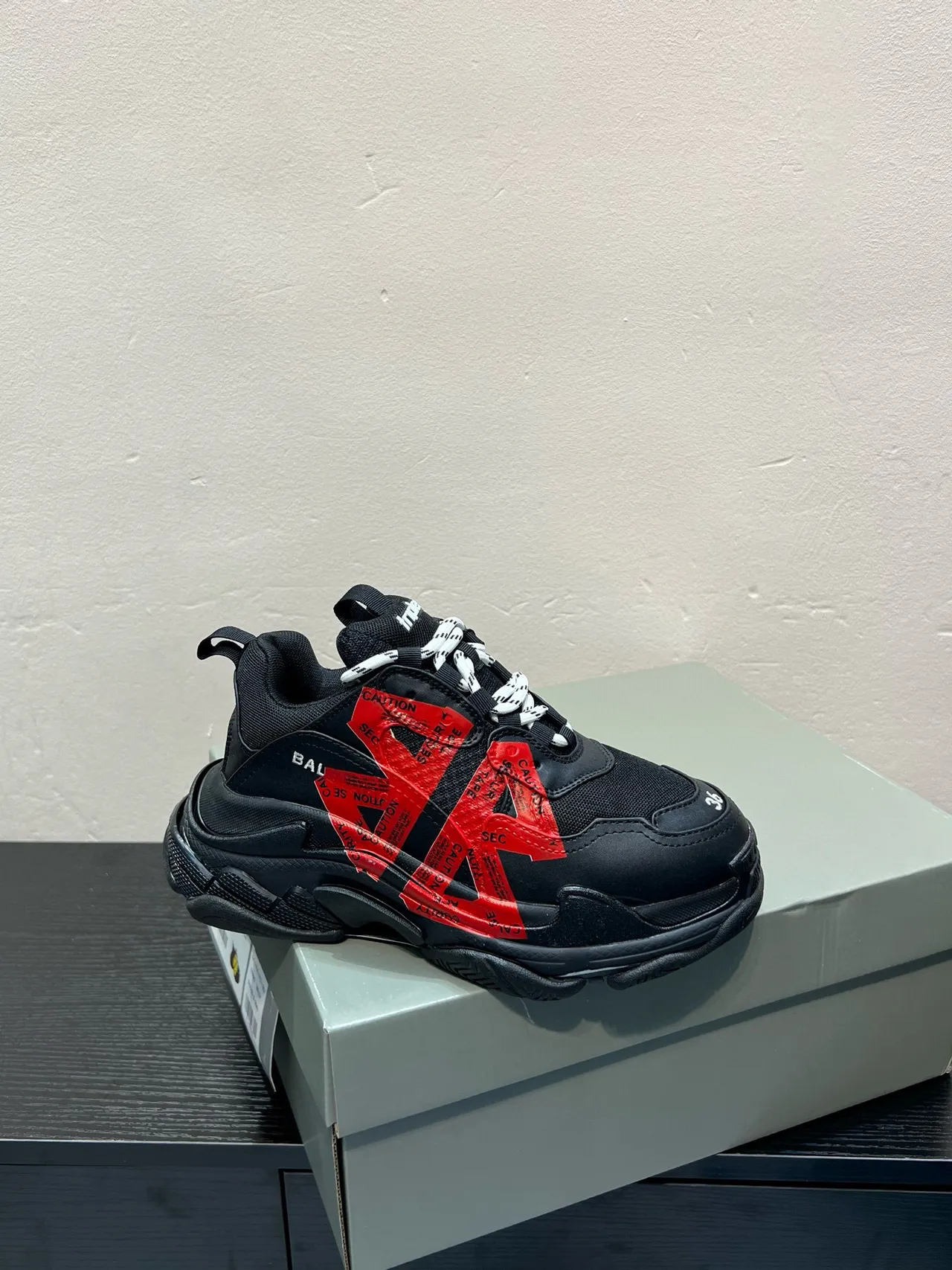 Balenciaga Triple S Zapatos Negros Rojos Cinta de Advertencia Gruesa 9