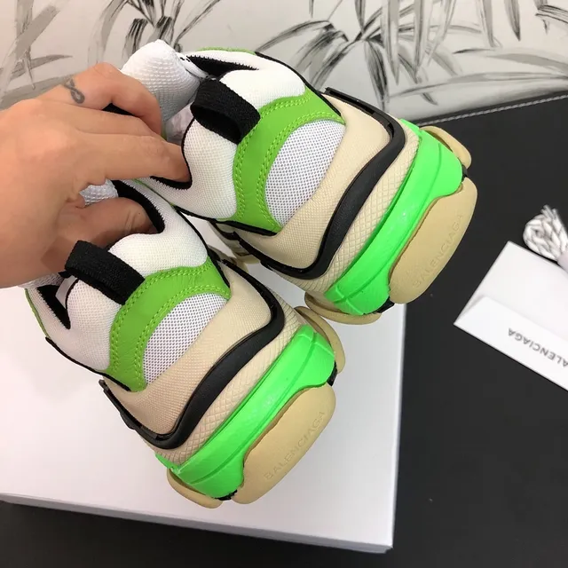 Balenciaga Triple S حذاء رياضي سميك باللون الأخضر النيون والأسود والأبيض 4
