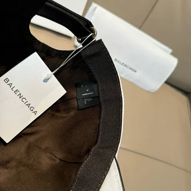 Balenciaga Gorra de béisbol blanca y negra estructurada de seis paneles con logo bordado 3