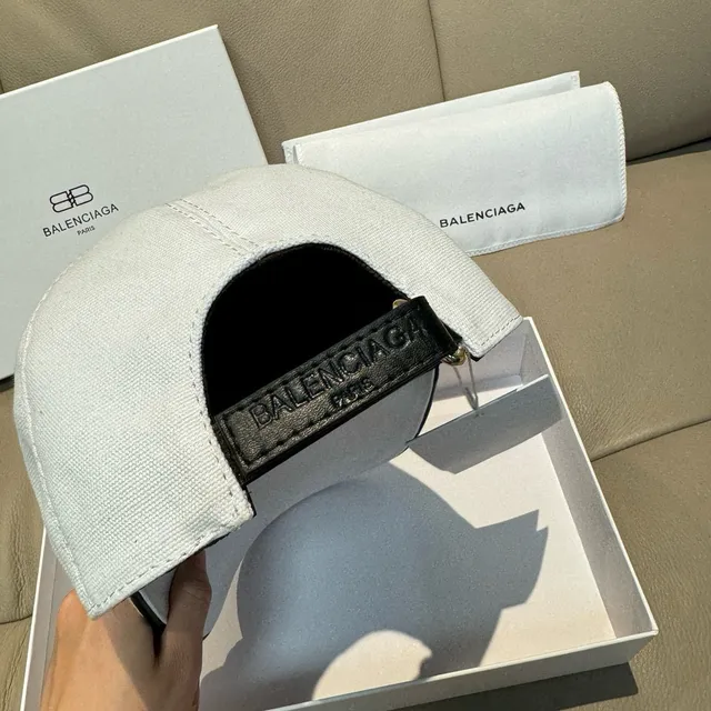 Balenciaga Gorra de béisbol blanca y negra estructurada de seis paneles con logo bordado 4