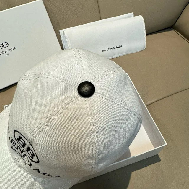 Balenciaga Gorra de béisbol blanca y negra estructurada de seis paneles con logo bordado 5