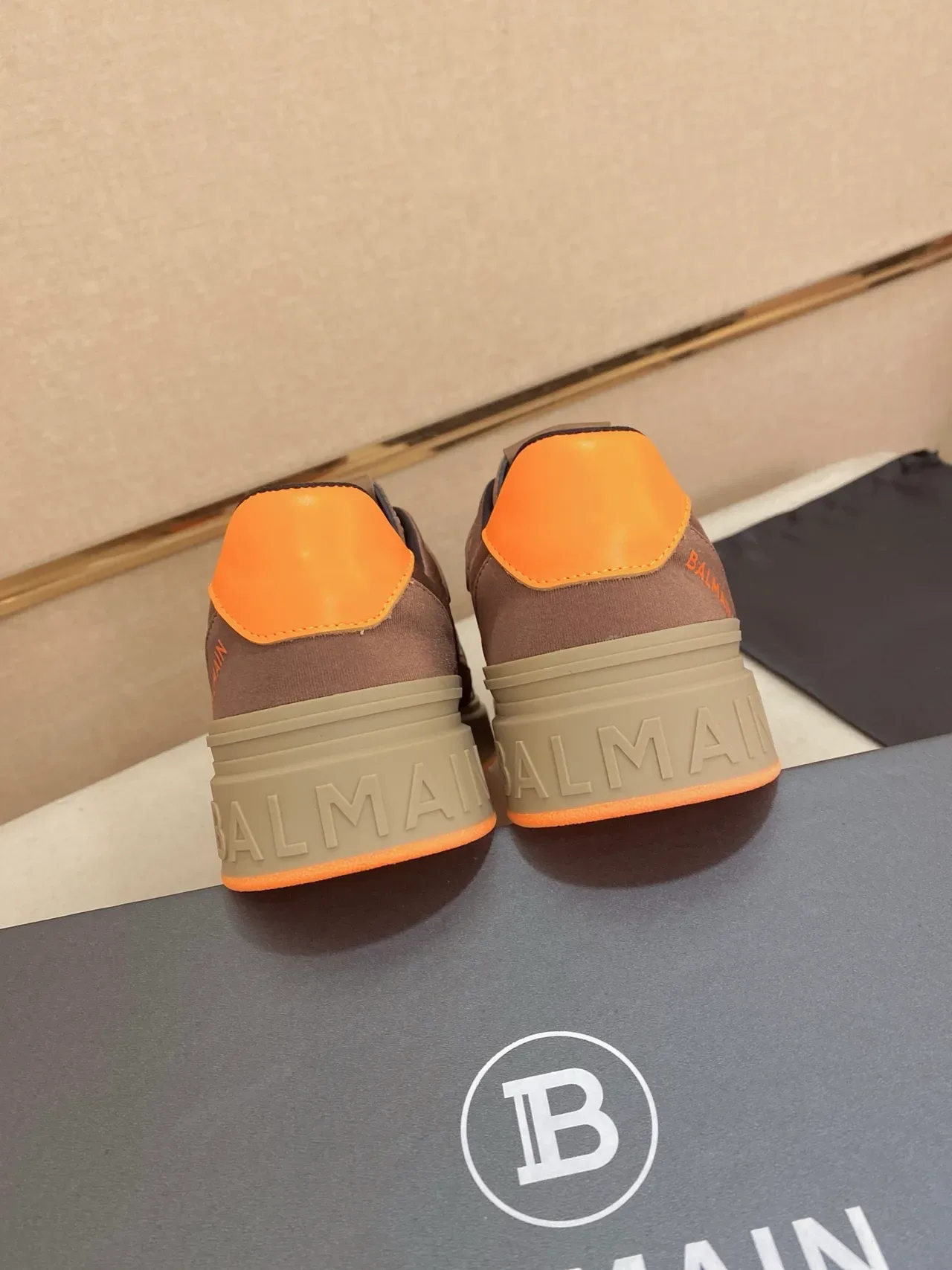 Balmain B-Court حذاء رياضي بني وبرتقالي أسلوب حياة 3