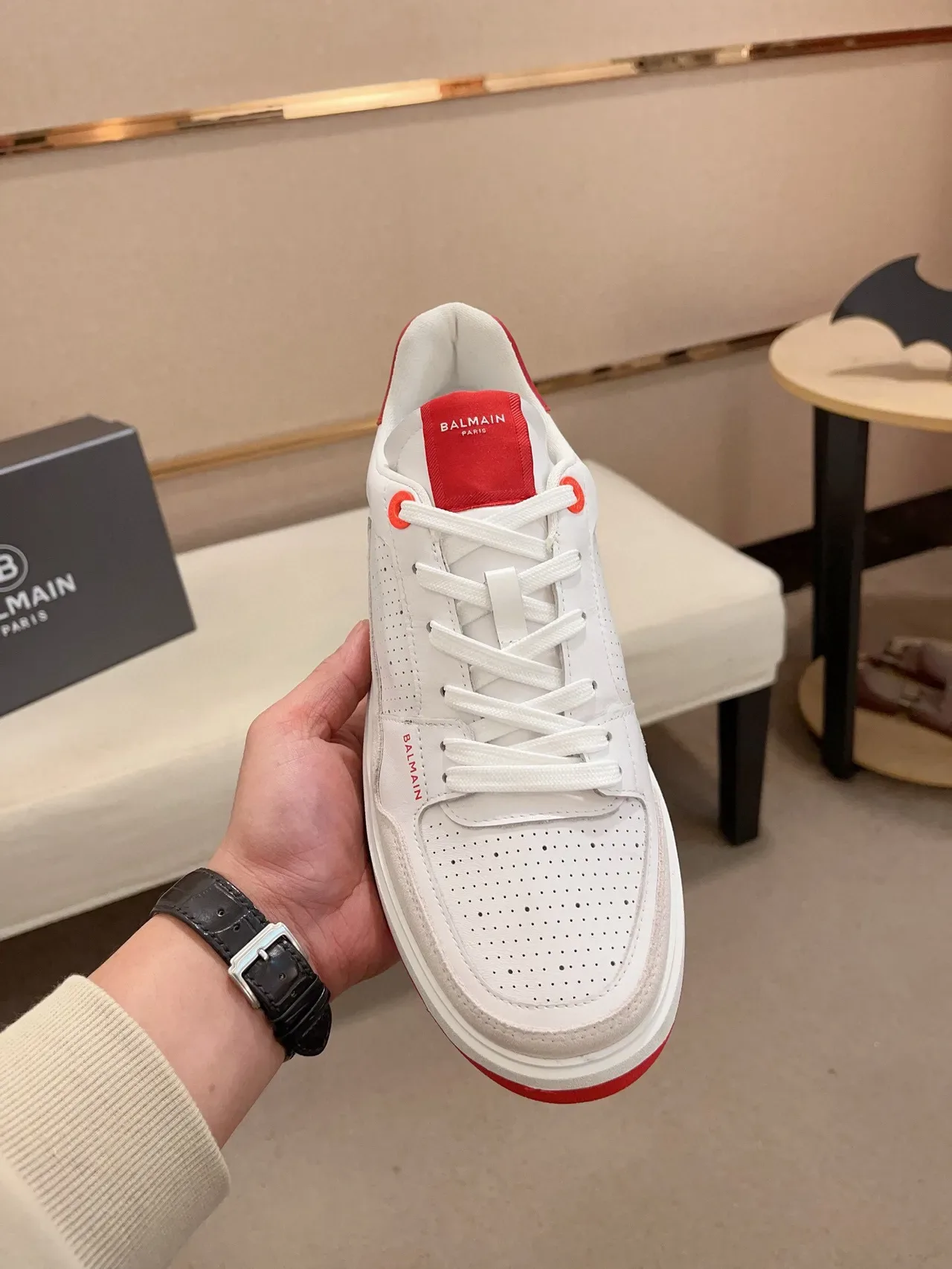 Balmain B-Court sneakers lifestyle blanc et rouge 2