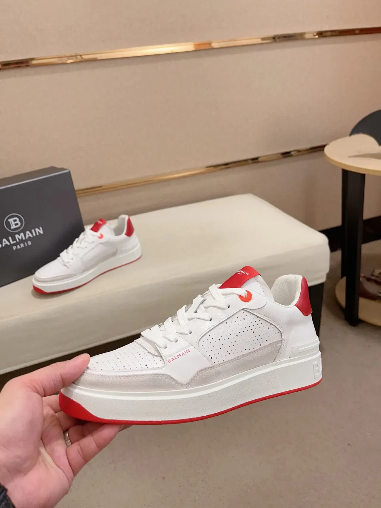 Balmain B-Court sneakers lifestyle blanc et rouge 3