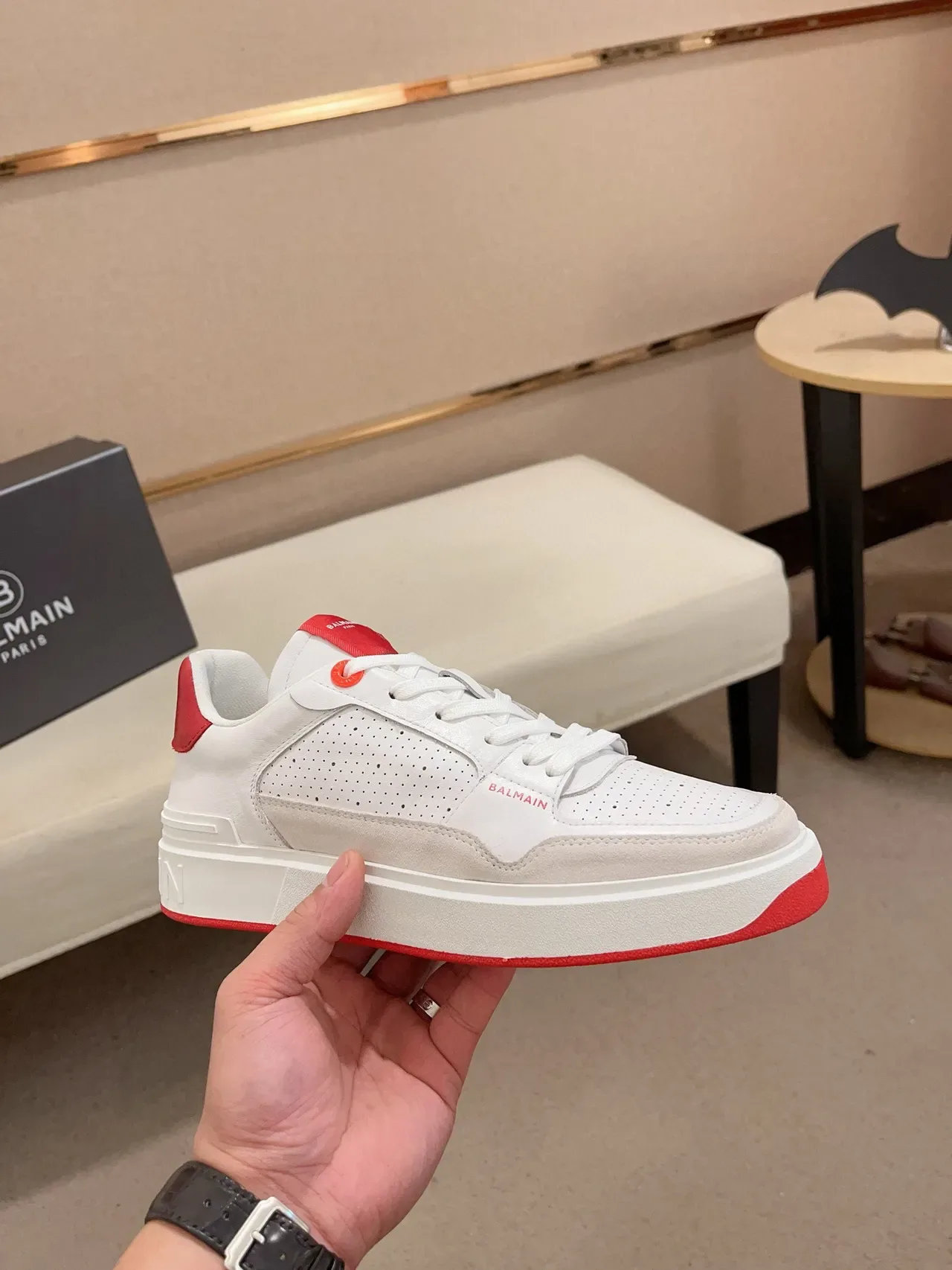 Balmain B-Court sneakers lifestyle blanc et rouge 4