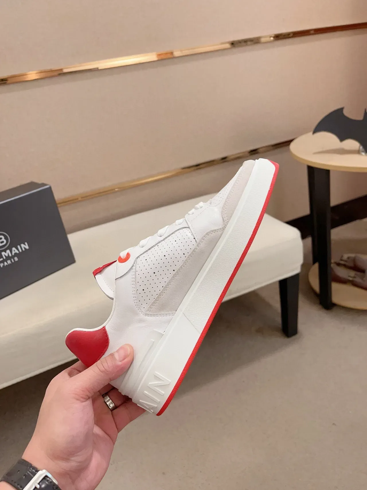 Balmain B-Court sneakers lifestyle blanc et rouge 5