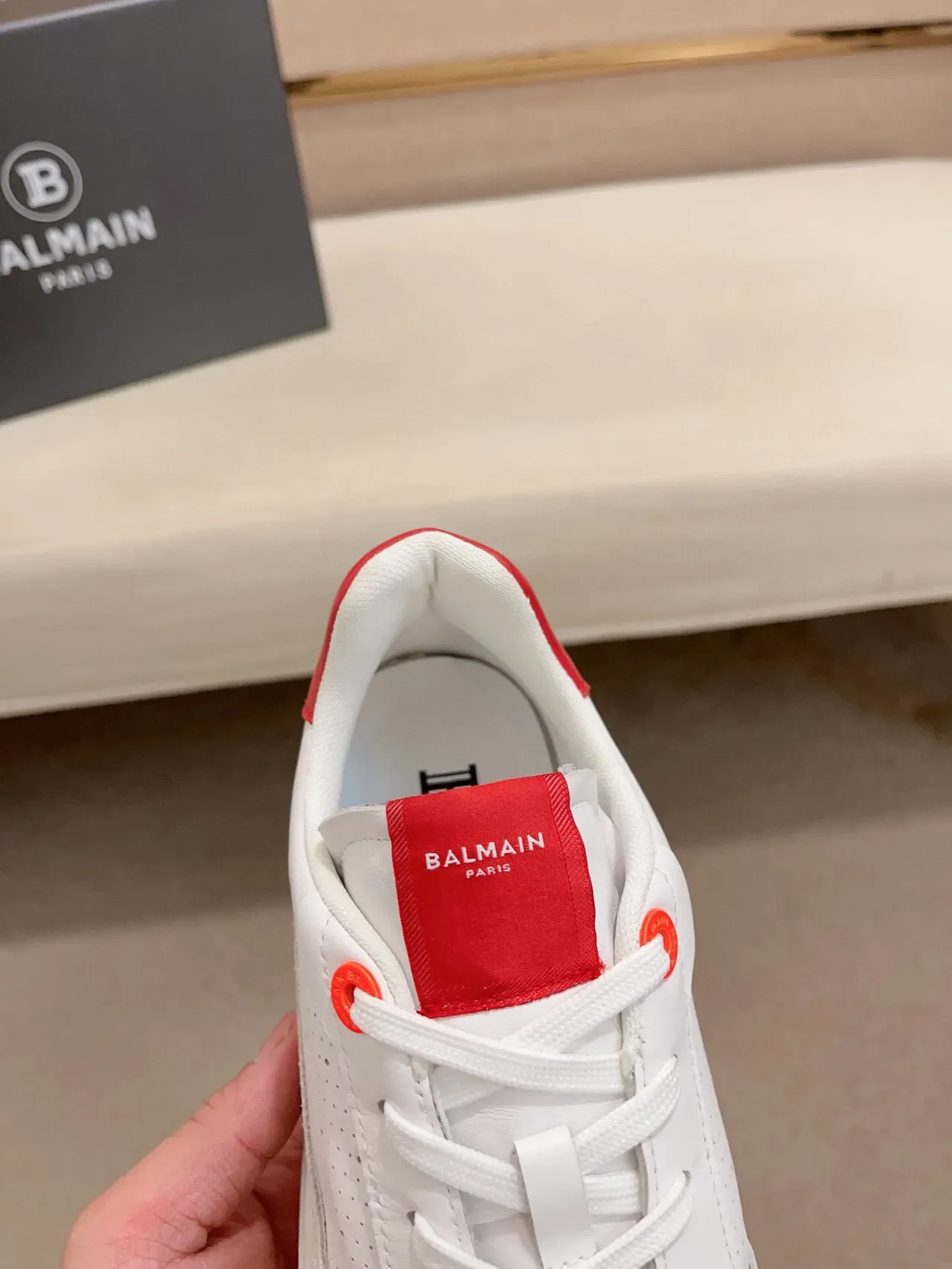 Balmain B-Court sneakers lifestyle blanc et rouge 6